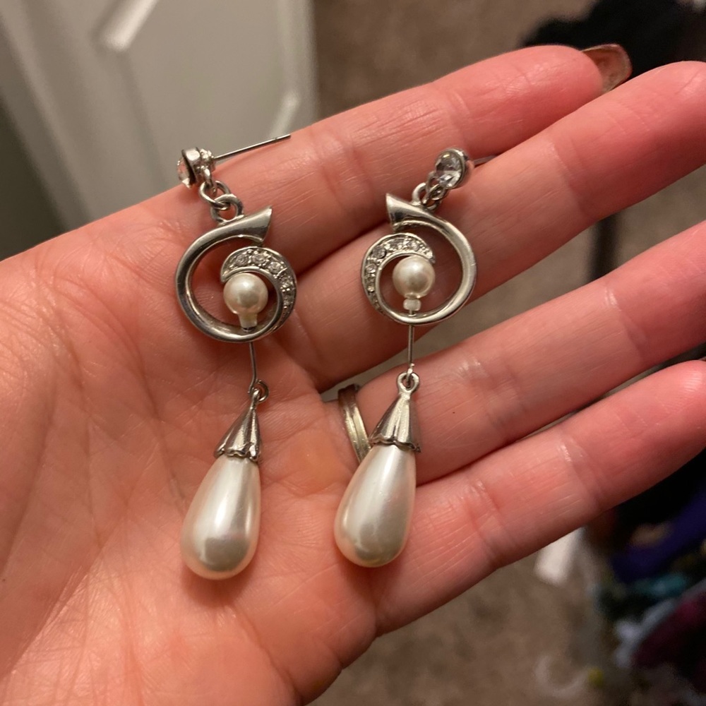Elegant pearl dangle earrings